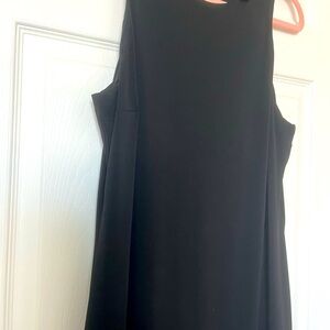 Short dress. Sleeveless by Karen Kane
Dark navy color